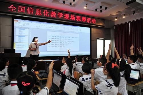 9月23日,哈爾濱香濱小學(xué)在演示信息化語文課堂教學(xué)。新華社記者 楊光 攝