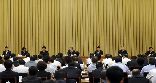 第四次全國對(duì)口支援新疆工作會(huì)議9月23日至24日在北京召開。中共中央政治局常委、全國政協(xié)主席俞正聲,中共中央政治局常委、國務(wù)院副總理張高麗出席會(huì)議并作重要講話。新華社記者 張鐸 攝