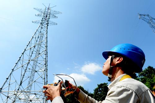 9月25日,國家電網(wǎng)福建送變電公司工人通過雙搖臂遙控式液壓抱桿機具成功組立146.2米高塔。新華社記者 張國俊 攝