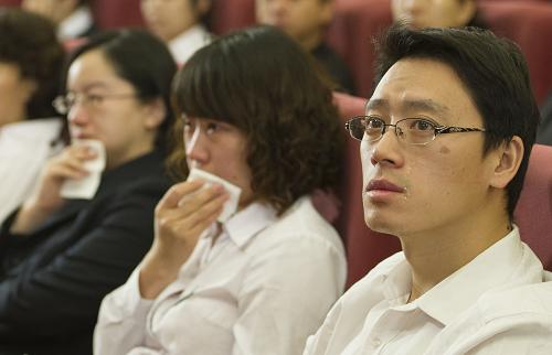 9月25日,由中央黨的群眾路線教育實踐活動領(lǐng)導小組、中組部、中宣部和四川省委聯(lián)合舉辦的蘭輝同志先進事跡報告會在北京人民大會堂舉行。來自各主辦單位、中央和國家機關(guān)以及首都各界的700多人聆聽了報告。 新華社記者 謝環(huán)馳 攝