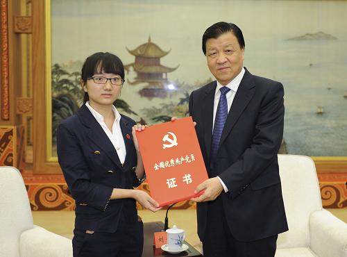9月25日,蘭輝同志先進(jìn)事跡報(bào)告會(huì)在人民大會(huì)堂舉行。報(bào)告會(huì)前,中共中央政治局常委、中央黨的群眾路線(xiàn)教育實(shí)踐活動(dòng)領(lǐng)導(dǎo)小組組長(zhǎng)劉云山看望了報(bào)告團(tuán)成員。這是劉云山將追授蘭輝同志“全國(guó)優(yōu)秀共產(chǎn)黨員”證書(shū)頒發(fā)給蘭輝同志的女兒蘭欣怡。新華社記者 謝環(huán)馳 攝