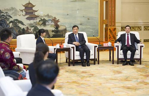 9月25日,蘭輝同志先進(jìn)事跡報(bào)告會(huì)在北京人民大會(huì)堂舉行。報(bào)告會(huì)前,中共中央政治局常委、中央黨的群眾路線(xiàn)教育實(shí)踐活動(dòng)領(lǐng)導(dǎo)小組組長(zhǎng)劉云山看望了報(bào)告團(tuán)成員。新華社記者 謝環(huán)馳 攝