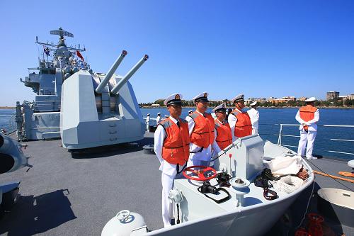 9月26日,在澳大利亞紐卡斯爾,中國海軍導彈驅(qū)逐艦青島艦官兵在艦上列隊。新華社記者 查春明 攝