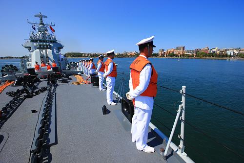 9月26日,在澳大利亞紐卡斯爾,中國海軍導彈驅(qū)逐艦青島艦官兵在艦上列隊。新華社記者 查春明 攝