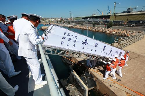 9月26日,在澳大利亞紐卡斯爾,中國海軍導彈驅(qū)逐艦青島艦官兵在港口安放舷梯。新華社記者 查春明 攝