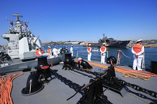 9月26日,在澳大利亞紐卡斯爾,中國海軍導彈驅(qū)逐艦青島艦官兵在艦上列隊。新華社記者 查春明 攝