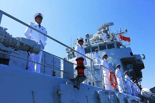 9月26日,在澳大利亞紐卡斯爾,中國海軍導彈驅(qū)逐艦青島艦官兵在艦上列隊。新華社記者 查春明 攝