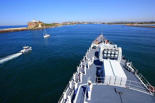9月26日,中國海軍導彈驅(qū)逐艦青島艦駛?cè)氚拇罄麃喖~卡斯爾港。新華社記者 查春明 攝
