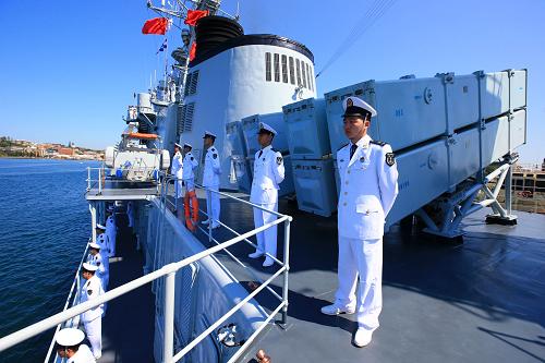 9月26日,在澳大利亞紐卡斯爾,中國海軍導彈驅(qū)逐艦青島艦官兵在艦上列隊。當?shù)貢r間26日上午,中國海軍導彈驅(qū)逐艦青島艦抵達澳大利亞紐卡斯爾,開始為期3天的友好訪問。訪問結(jié)束后,青島艦將參加東盟防長擴大會議首次海上安全實兵演習,紐卡斯爾是中國、美國和新加坡海軍參演兵力集結(jié)地。集結(jié)后,青島艦將分別與美、新軍艦開展交流活動。10月5日,青島艦還將參加澳大利亞軍艦進駐悉尼港100周年慶?;顒印P氯A社記者 查春明 攝