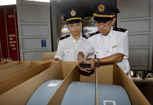 上海出入境檢驗(yàn)檢疫局的工作人員在查驗(yàn)貨物信息(9月25日攝)。新華社發(fā) (丁汀 攝)