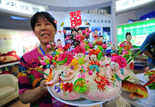 9月26日,面塑藝人在第十四屆國際果蔬食品博覽會上展示萊州面塑。新華社發(fā)(初陽 攝)