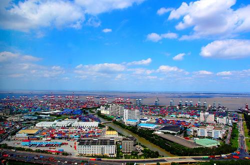 地處中國(上海)自由貿(mào)易試驗(yàn)區(qū)內(nèi)的外高橋保稅區(qū)碼頭遠(yuǎn)眺(9月26日攝)。新華社記者 陳飛 攝