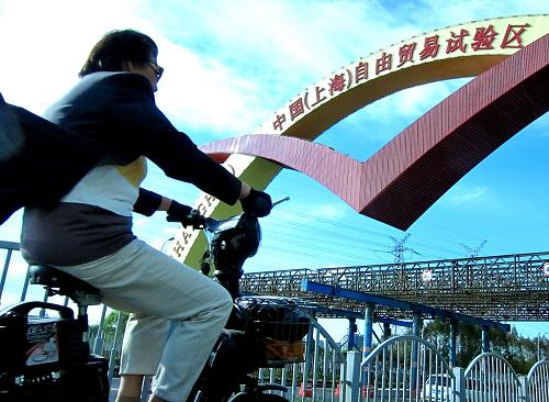 9月26日,一名行人騎車經(jīng)過中國(上海)自由貿(mào)易試驗(yàn)區(qū)“海鷗門”。新華社記者 陳飛 攝