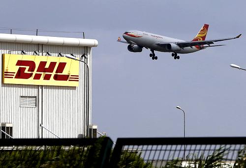 9月25日,一架飛機(jī)準(zhǔn)備在上海浦東機(jī)場綜合保稅區(qū)附近降落。新華社記者 陳飛 攝