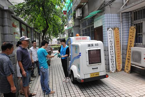 9月24日,上城區(qū)湖濱街道東平巷社區(qū)婦聯(lián)干部向社區(qū)居民分發(fā)垃圾分類袋。近年來,杭州市上城區(qū)婦聯(lián)發(fā)動廣大婦女群眾,先后制作分發(fā)了4萬份環(huán)保袋、1萬多份圍裙及各類宣傳品,入戶宣傳12萬戶,并建立“垃圾分類實名制”。目前,上城區(qū)54個社區(qū)已實現(xiàn)垃圾分類全覆蓋,14萬多戶家庭中有近13萬戶家庭參與其中。新華社記者 何俊昌 攝