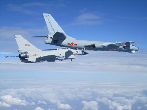 加油機(右)為新型殲擊機空中加油。9月下旬,東海艦隊某殲擊機團(tuán)組織空中加油訓(xùn)練??罩屑佑陀?xùn)練,因其能成倍提高戰(zhàn)機的作戰(zhàn)半徑,一直是各國重點訓(xùn)練課題。該團(tuán)針對如何修正擾流、保持穩(wěn)定、準(zhǔn)確對接等10多個技術(shù)難題進(jìn)行技術(shù)公關(guān),研究制定多套加受油實施方案。在合練階段,該團(tuán)參訓(xùn)飛行員全部一次性對接成功,標(biāo)志著我海軍航空兵某新型國產(chǎn)戰(zhàn)機大規(guī)模遠(yuǎn)程機動作戰(zhàn)能力又有了新突破。新華社發(fā)(吳傳軍攝)