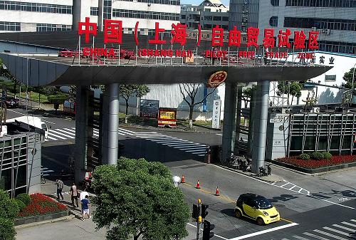 這是中國(上海)自由貿(mào)易試驗(yàn)區(qū)三號門(9月26日攝)。9月27日,國務(wù)院辦公廳發(fā)布《國務(wù)院關(guān)于印發(fā)中國(上海)自由貿(mào)易試驗(yàn)區(qū)總體方案的通知》,并公布了《中國(上海)自由貿(mào)易試驗(yàn)區(qū)總體方案》。方案稱,將深化金融領(lǐng)域的開放創(chuàng)新,在風(fēng)險(xiǎn)可控前提下,在試驗(yàn)區(qū)內(nèi)對人民幣資本項(xiàng)目可兌換、金融市場利率市場化、人民幣跨境使用等方面創(chuàng)造條件進(jìn)行先行先試。新華社記者 陳飛 攝