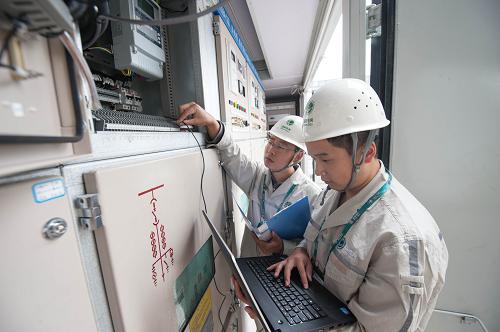 9月29日,兩名國(guó)家電網(wǎng)重慶檢修公司運(yùn)維檢修部的技術(shù)人員在移動(dòng)式智能變電站的控制區(qū)域進(jìn)行逐項(xiàng)檢測(cè)和調(diào)試。當(dāng)日,重慶首座35千伏移動(dòng)式智能變電站在國(guó)家電網(wǎng)重慶電力蔡家專業(yè)化檢修基地投入試運(yùn)行。這種新型國(guó)產(chǎn)35千伏移動(dòng)式智能變電站,是一種安裝在半掛車上的變電站,車長(zhǎng)13米、寬2.5米,滿載重量為50噸,可以同時(shí)為5000戶左右供電片區(qū)提供可靠電力供應(yīng)。35千伏移動(dòng)式智能變電站將在試運(yùn)行期間完成生產(chǎn)準(zhǔn)備、驗(yàn)收、核相以及調(diào)試工作,正式投入使用后將能夠進(jìn)一步縮短重慶電網(wǎng)異常事故停電時(shí)間,并具備12小時(shí)內(nèi)恢復(fù)一座受災(zāi)變電站的工作能力。新華社記者 劉潺 攝
