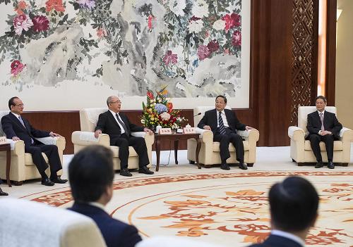 10月25日,中共中央政治局常委、全國政協(xié)主席俞正聲在南寧會見前來出席第九屆兩岸經貿文化論壇的中國國民黨榮譽主席吳伯雄一行。 新華社記者王曄攝