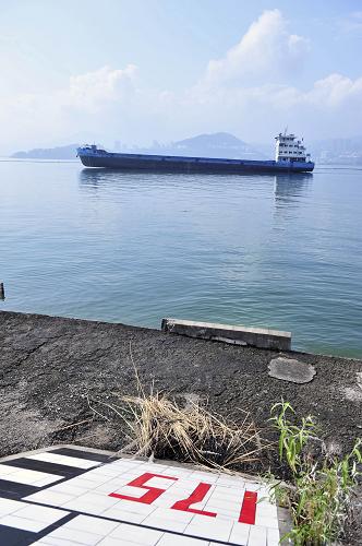 11月2日,一艘船舶從湖北宜昌太平溪水位標尺前經過。當日凌晨2時,三峽水利樞紐上游水位已達到174.03米,新一輪試驗性蓄水進入最后一米沖刺階段。據(jù)三峽樞紐梯級調度通訊中心負責人介紹,近幾天對長江上游降雨情況的監(jiān)測顯示,流域內出現(xiàn)普遍降雨,對長江上游干流及支流的流量形成了補充,有利于保證三峽水庫蓄水的入庫流量。依照目前的水量條件,此次蓄水到175米有望在11月上旬或中旬實現(xiàn)。新華社 發(fā)