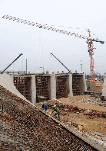 11月13日,在南水北調(diào)中線工程新鄭南段十里鋪東南公路橋工點(diǎn),工程人員在進(jìn)行混凝土表面壓光作業(yè)。新華社記者 李博 攝