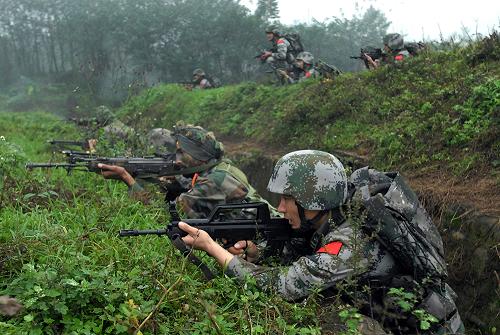 這是中印士兵突破塹壕。新華社發(fā)(李高飛 攝)