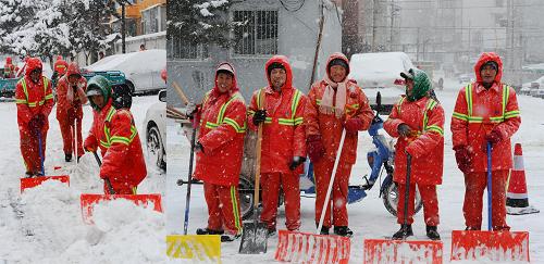左圖為11月18日拍攝的長(zhǎng)春市環(huán)衛(wèi)工人在進(jìn)行清雪作業(yè)。右圖為11月18日拍攝的長(zhǎng)春市朝陽(yáng)區(qū)環(huán)衛(wèi)1班組的成員合影(拼版照片)。當(dāng)日,為保障市民順利出行,長(zhǎng)春市環(huán)衛(wèi)部門及時(shí)啟動(dòng)應(yīng)急預(yù)案,萬余名環(huán)衛(wèi)工人自凌晨3時(shí)便走上街頭清理路面積雪。(新華社記者 許暢 攝)