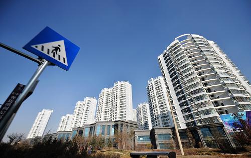 這是青海省西寧市海湖新區(qū)一處在建商品房(11月18日攝)。當(dāng)日,國家統(tǒng)計局發(fā)布的數(shù)據(jù)顯示,從總體上看,與9月份相比,10月份全國70個大中城市的房價環(huán)比漲幅有所收窄。國家統(tǒng)計局初步測算,10月份全國70個大中城市中新建商品住宅價格環(huán)比平均漲幅為0.7%,比9月份的環(huán)比平均漲幅收窄0.2個百分點(diǎn)。其中,北京、上海、廣州、深圳等一線城市新建商品住宅價格環(huán)比平均漲幅為0.9%,比9月份收窄0.5個百分點(diǎn);天津等33個二三線城市的新建商品住宅價格環(huán)比漲幅相比9月份也有不同程度的收窄。(新華社記者 吳剛 攝)