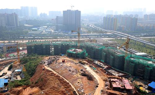 這是廣州市區(qū)一建設(shè)中的工地(11月16日攝)。(新華社記者 盧漢欣 攝)