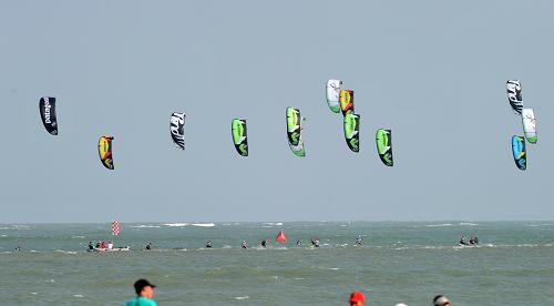 11月19日,風箏沖浪愛好者在海南省瓊海市博鰲金灣沖浪競速。(新華社記者 趙穎全 攝)