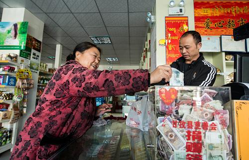 11月19日,一位阿媽在向“甘孜縣龍泉驛區(qū)慈善愛心超市”的捐款箱里捐錢。由四川省成都市龍泉驛區(qū)投入24萬元,于2012年11月19日在甘孜縣援建的“甘孜縣龍泉驛區(qū)慈善愛心超市”開張營業(yè)。城鄉(xiāng)低保等貧困家庭可憑愛心購物卡在免費(fèi)物資領(lǐng)取區(qū)領(lǐng)取所需生活用品,同時(shí)還可以在打折區(qū)8折購買生活所需物資。超市運(yùn)行1年來,切實(shí)解決了弱勢(shì)群體在生活中的實(shí)際困難,獲得廣泛好評(píng)。(新華社記者 江宏景 攝)