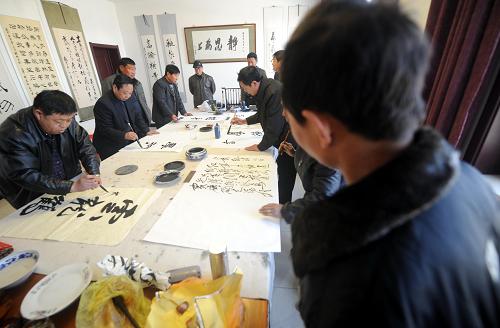 這是河北霸州高橋村村民在練習(xí)書(shū)法(11月20日攝)。隨著秋收、冬種等工作的陸續(xù)結(jié)束,廣大農(nóng)村進(jìn)入農(nóng)閑時(shí)節(jié)。河北霸州各村的農(nóng)民文化大院里又熱鬧了起來(lái),村民紛紛來(lái)到村文化室看書(shū)、寫(xiě)詩(shī)、作畫(huà)、上網(wǎng)、下棋,形式多樣的文化活動(dòng)讓村民不出遠(yuǎn)門(mén)就可享受到公共文化服務(wù)體系帶來(lái)的實(shí)惠和便利。據(jù)了解,目前,霸州市已有383個(gè)農(nóng)村文化大院投入使用,農(nóng)民形象地稱(chēng)文化大院為“精神家園”。(新華社記者 李曉果 攝)