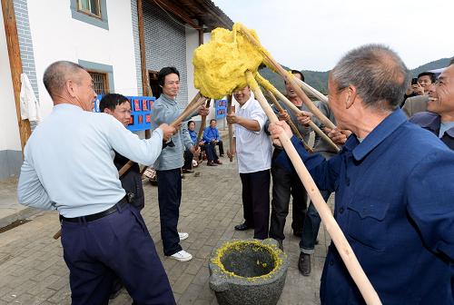 11月20日,上堡鄉(xiāng)水南村村民在為游客現(xiàn)場打制黃元米果。近年來,江西崇義縣重視挖掘本土文化資源,將當(dāng)?shù)氐闹裎幕Y源、自然風(fēng)光、人文風(fēng)情以及客家民俗等元素與旅游相結(jié)合,實(shí)現(xiàn)文化與旅游互動相融,民俗文化已成為該縣旅游產(chǎn)業(yè)的一張名片。新華社記者 宋振平 攝