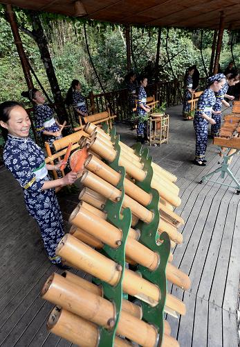 11月19日,崇義縣文化館的演職人員在陽嶺國家森林公園表演竹樂器。新華社記者 宋振平 攝