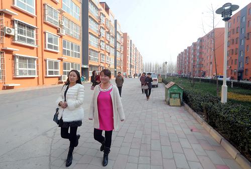 圖為河北霸州楊各莊村村民小區(qū)一景(11月20日攝)。河北省霸州市在城鎮(zhèn)化建設(shè)過程中,協(xié)調(diào)推進(jìn)現(xiàn)代城市功能向農(nóng)村延伸覆蓋,讓城市與農(nóng)村和諧相融共處。近年來,該市一方面將15個(gè)鄉(xiāng)鎮(zhèn)打造成產(chǎn)業(yè)特色明顯,文化特色濃郁的風(fēng)情小鎮(zhèn);另一方面提升農(nóng)村生產(chǎn)生活條件,將城市設(shè)施引入一個(gè)個(gè)村鎮(zhèn),讓農(nóng)民就地變成“市民”。新華社記者 李曉果 攝