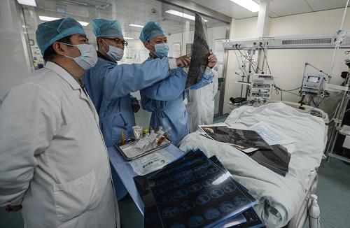 11月20日,專家們?yōu)槔钣_M(jìn)行會診。11月18日中午,浙江省湖州市一小區(qū)某棟樓7層的一名女子試圖跳樓輕生。51歲的保安李迎福發(fā)現(xiàn)輕生女子后第一時間呼叫同事前來營救。就在電話報警和尋找棉被等救生用品時,女子突然跳樓,李迎福本能地伸出雙手去接。由于女子墜樓的沖擊力太大,兩人一起倒在地上。幸運的是,這名女子經(jīng)過李迎福的手一接一推后,倒在一旁的綠化帶上。而李迎福則受傷失去知覺。據(jù)同事介紹,李迎福是湖州安吉人,18日是他第一天正式上班。李迎福的救人舉動經(jīng)網(wǎng)絡(luò)傳播后,不少網(wǎng)友盛贊其為“最美保安”。據(jù)救治李迎福的中國人民解放軍第九八醫(yī)院專家介紹,李迎福為頸椎多節(jié)段棘突骨折導(dǎo)致脊髓受損休克,造成四肢遲緩性癱瘓,病情危重,病人康復(fù)站起來的可能性微乎其微,目前在用呼吸機進(jìn)行呼吸和循環(huán)功能的維持。得到消息后,湖州當(dāng)?shù)厣鐣鹘缂娂姲l(fā)起募捐,為李迎福募集錢款。許多人帶著鮮花和慰問品趕到醫(yī)院,看望李迎福并為他祝福。新華社記者 徐昱 攝