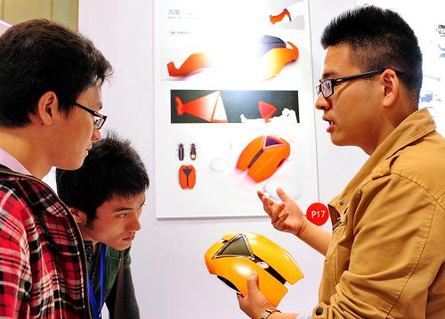 11月20日,福州大學(xué)2012級(jí)研究生楊陽(右)在介紹他設(shè)計(jì)的“流螢”野外求生裝備。當(dāng)日,“海峽兩岸(漳州)工業(yè)設(shè)計(jì)科技創(chuàng)新大賽”在福建漳州揭曉。本次活動(dòng)邀請(qǐng)到37所高校和10多家著名設(shè)計(jì)機(jī)構(gòu)、企業(yè)和個(gè)人參賽,并收到海峽兩岸視聽產(chǎn)品、光電、智能儀表、家電等作品近1500多件,其中臺(tái)灣作品100多件。經(jīng)專家最后評(píng)審,分別評(píng)出創(chuàng)新組和創(chuàng)意組一等獎(jiǎng)1件,二等獎(jiǎng)3件、三等獎(jiǎng)若干件。此次活動(dòng)由福建省科技廳、福建省信息化局、漳州市政府和臺(tái)灣燦坤集團(tuán)主辦,旨在推進(jìn)海峽兩岸工業(yè)設(shè)計(jì)的深度交流與合作,展示產(chǎn)業(yè)設(shè)計(jì)的創(chuàng)新成果和引領(lǐng)方向,推進(jìn)工業(yè)設(shè)計(jì)成果的產(chǎn)業(yè)化,并進(jìn)一步培養(yǎng)和引進(jìn)工業(yè)設(shè)計(jì)優(yōu)秀人才,引航工業(yè)設(shè)計(jì)與創(chuàng)意文化發(fā)展。新華社記者 林善傳 攝