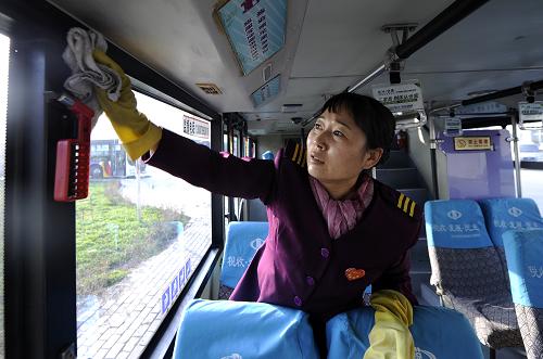 11月20日,銀川一名公交車乘務(wù)員正在擦拭車廂。2013年9月底起,寧夏銀川市為提升城市客運交通的服務(wù)質(zhì)量和水平,開始對全市公交行業(yè)司乘人員以遵章守紀(jì)、安全行車、優(yōu)質(zhì)服務(wù)、節(jié)能降耗、文明道德等指標(biāo)進(jìn)行評星定級,并在公交車的醒目位置張貼星級標(biāo)志,自覺接受社會和群眾的監(jiān)督。據(jù)了解,活動開展1個月后,10月份公交行業(yè)引發(fā)的投訴量比9月份下降近50%,而乘客表揚比9月份增加了12起。新華社記者 李然 攝