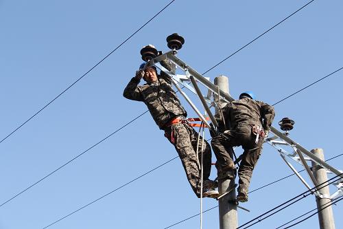 11月20日,電力工人在安裝橫擔(dān)。近日,榮烏高速淶源20標(biāo)段供電專線架設(shè)進入攻堅階段,國網(wǎng)河北淶源縣供電公司施工人員翻山越嶺,在太行山上架設(shè)10千伏供電線路,為榮烏高速公路建設(shè)提供堅強的電力保障。榮烏(榮成至烏海)高速河北淶源段是榮烏高速全線貫通的關(guān)鍵,淶源段以高架橋、隧道東西穿越太行山,連接河北與山西兩省。由于隧道挖掘中大型作業(yè)機械用電負荷大,國網(wǎng)淶源縣供電公司為榮烏高速架設(shè)供電專線。截至11月20日,施工隊共立電桿57余基,架設(shè)線路8公里。12月底,榮烏高速供電專線將全面竣工通電。新華社發(fā)(焦斌 攝)