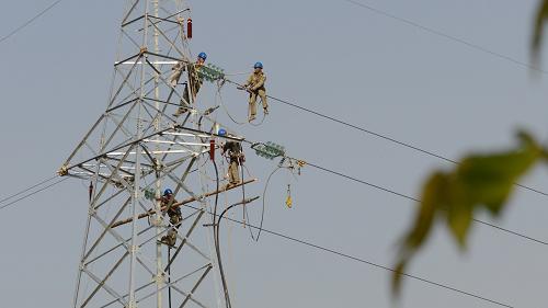 11月18日,永康市供電公司員工在進(jìn)行35千伏巖九線路改造的導(dǎo)線架設(shè)。經(jīng)過(guò)連續(xù)奮戰(zhàn),國(guó)網(wǎng)浙江永康市供電公司近日順利完成35千伏巖九3600線路31至33號(hào)桿塔改造,完全可以滿足35千伏九龍變電所冬季高峰供電的需求。連日來(lái),永康市供電公司結(jié)合電網(wǎng)迎峰度冬的需求,組織施工隊(duì)伍加強(qiáng)偏遠(yuǎn)山區(qū)薄弱電網(wǎng)的升級(jí)改造,加快35千伏巖九3600線路改造等重要電網(wǎng)工程建設(shè)的進(jìn)度。新華社發(fā)(陳方正 攝)