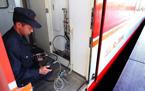 11月20日,南鐵南昌車輛段一名技術(shù)人員正在K1187次九江至上海南的客車尾部車廂對客車“黑匣子”進行檢測調(diào)試。當(dāng)日,南昌鐵路局開始在跨局直通旅客列車上試用俗稱客車“黑匣子”的客車列尾裝置。目前,中國鐵路總公司在全路客車上全面試用該裝置。列尾裝置的全稱是列車尾部安全防護裝置,可以自動采集和傳輸客車尾部風(fēng)壓數(shù)據(jù),為列車“把脈”,確保列車運行安全。新華社記者 周科 攝