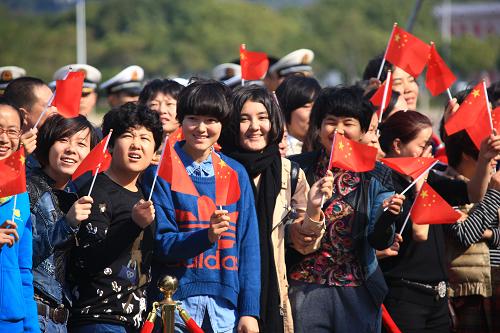 這是在碼頭上送行的人們(11月21日攝)。新華社記者 吳登峰 攝