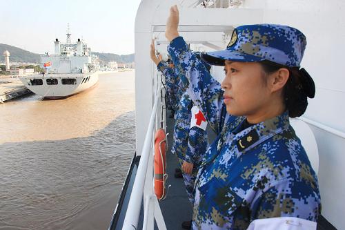 11月21日,海軍和平方舟醫(yī)院船上的醫(yī)務(wù)人員向岸上送行人員告別。新華社記者 吳登峰 攝