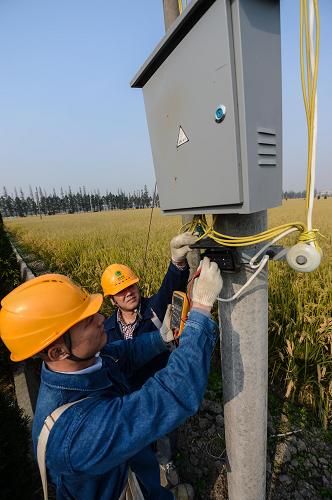 11月21日,余杭區(qū)供電公司的職工在仁和街道永泰村檢查漏電保護器。新華社記者 徐昱 攝