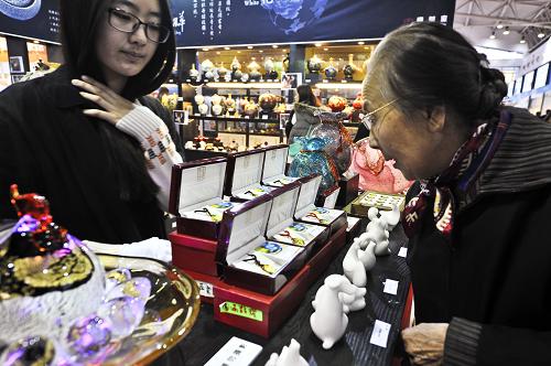 11月21日,觀眾在2013臺(tái)灣名品博覽會(huì)上觀看琥珀工藝品。新華社發(fā)(王京生 攝)