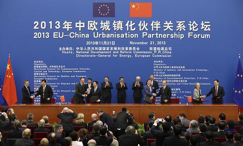 11月21日,中國(guó)國(guó)務(wù)院總理李克強(qiáng)在北京人民大會(huì)堂與歐洲理事會(huì)主席范龍佩、歐盟委員會(huì)主席巴羅佐共同出席中歐城鎮(zhèn)化伙伴關(guān)系論壇閉幕式并致辭。這是李克強(qiáng)、范龍佩與巴羅佐共同出席簽字儀式。新華社記者 龐興雷 攝