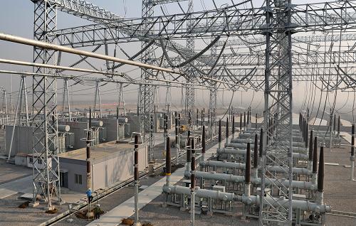這是河北昌黎500千伏智能變電站建設(shè)工地(11月22日攝)。近日,位于河北省昌黎縣的冀北地區(qū)首座500千伏智能變電站建設(shè)進(jìn)入收尾階段。據(jù)介紹,這座變電站以全站信息數(shù)字化、通信平臺(tái)網(wǎng)絡(luò)化、信息共享標(biāo)準(zhǔn)化為基本要求,可自動(dòng)完成信息采集、測(cè)量、控制等基本功能,并可根據(jù)需要支持電網(wǎng)適時(shí)自動(dòng)控制、智能調(diào)節(jié)、在線分析決策、協(xié)同互動(dòng)等功能,建成后將緩解河北省唐山和秦皇島地區(qū)供電緊張狀況。新華社記者 楊世堯 攝