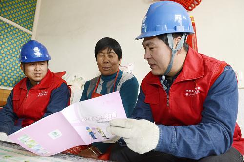 寧夏石嘴山紅果子供電局工作人員在轄區(qū)內(nèi)廟臺(tái)鄉(xiāng)愛(ài)心家園為五保老人宣傳安全用電知識(shí)(11月20日攝)。新華社記者 王鵬 攝
