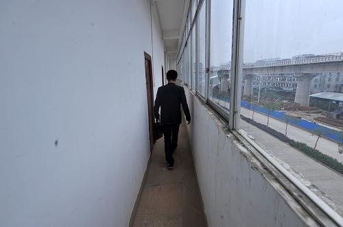 在廣西南寧市望州路,“超薄住宅樓”樓道僅能一人通過(11月21日攝)。四五層高的樓房,卻只有兩米左右的寬度,看起來岌岌可危的樓房甚至臨街而建……有網(wǎng)民日前發(fā)帖說,在廣西南寧市明秀路上,有一座“超薄住宅樓”。記者實(shí)地查看,發(fā)現(xiàn)樓房位于南寧望州路,樓房?jī)?nèi)墻壁上出現(xiàn)多處裂縫。有關(guān)部門證實(shí),這座樓房系違法建筑。新華社記者 周華 攝
