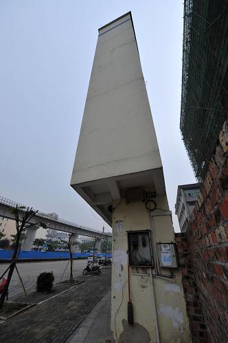 記者在廣西南寧市望州路上拍攝的“超薄住宅樓”(11月21日攝)。新華社記者 周華 攝